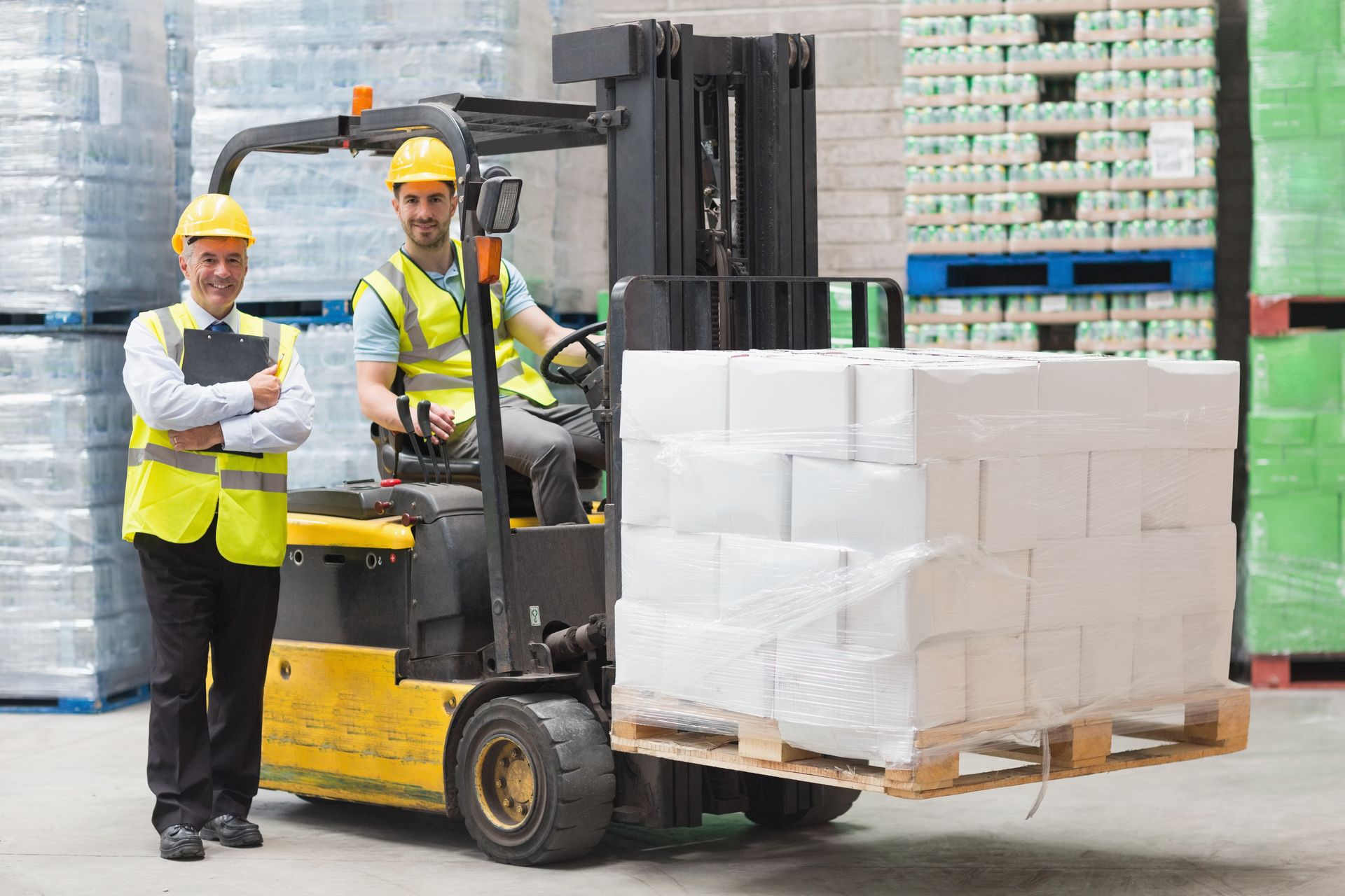 Tablettes durcies pour des opérations d’entrepôt fluides Opérateur d’entrepôt utilisant un chariot élévateur pour déplacer des cartons empilés