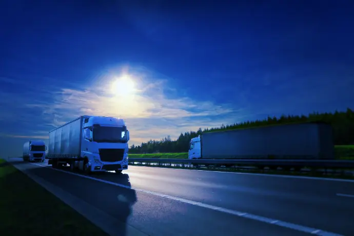 Vrachtwagens op de snelweg met GPS- en trackingapparatuur