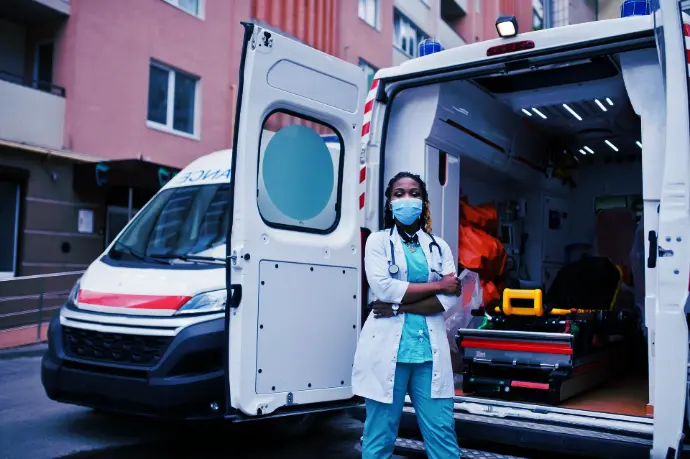 Medisch team dat een brancard uitlaadt uit een ambulance tijdens een noodsituatie