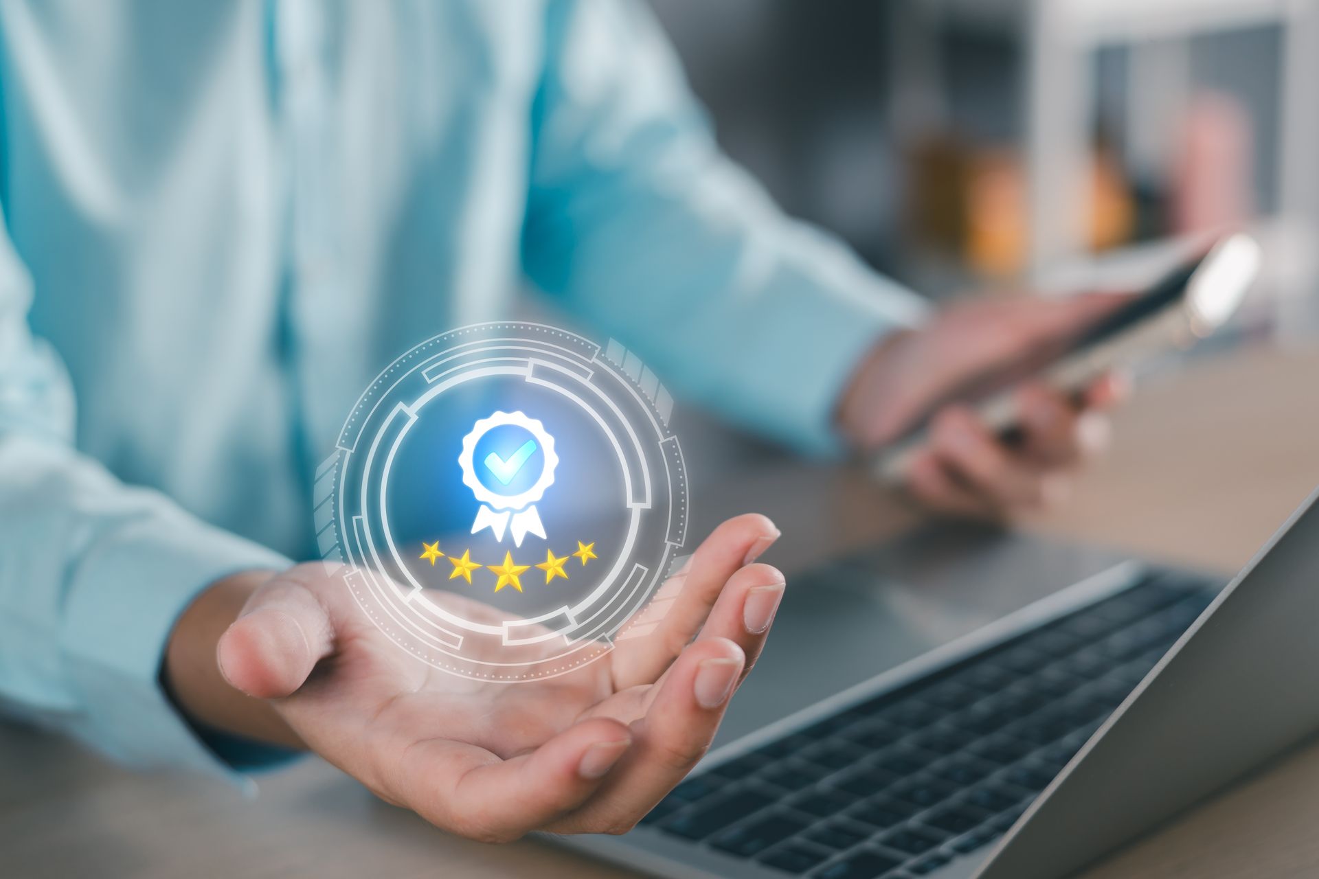 Profitez d’une protection pluriannuelle et d’une tranquillité d’esprit avec les options d’extension de garantie PaceBlade Main tenant un badge holographique de garantie avec étoiles et coche de validation